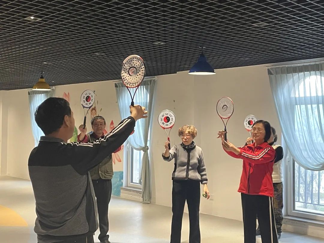 爱莲湾活动回顾 | 柔力球初体验(图3) 爱莲湾活动回顾 | 柔力球初体验(图3)