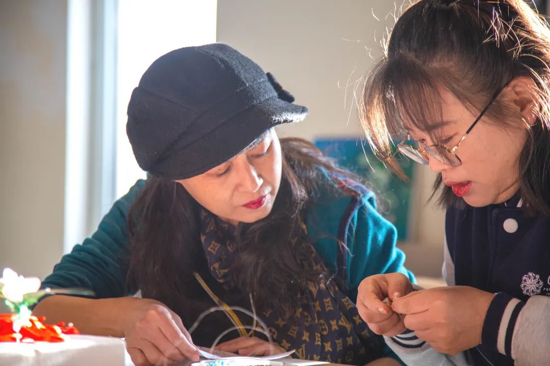 爱莲湾活动回顾 | 巧手慧心 串出精彩——制作手工串珠作品(图7) 爱莲湾活动回顾 | 巧手慧心 串出精彩——制作手工串珠作品(图7)