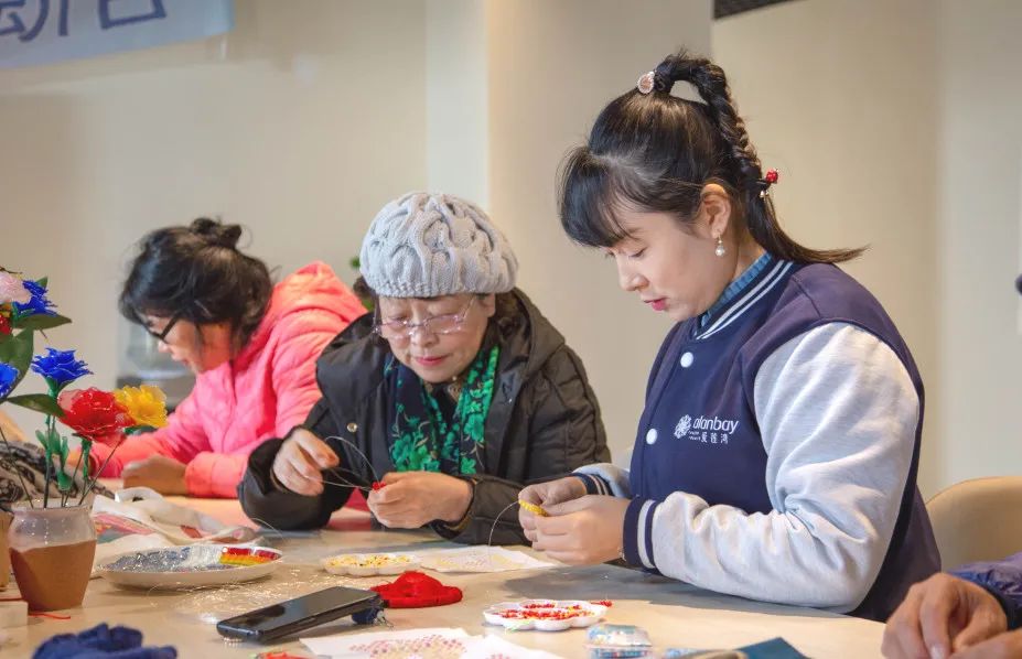 爱莲湾活动回顾 | 巧手慧心 串出精彩——制作手工串珠作品(图11) 爱莲湾活动回顾 | 巧手慧心 串出精彩——制作手工串珠作品(图11)