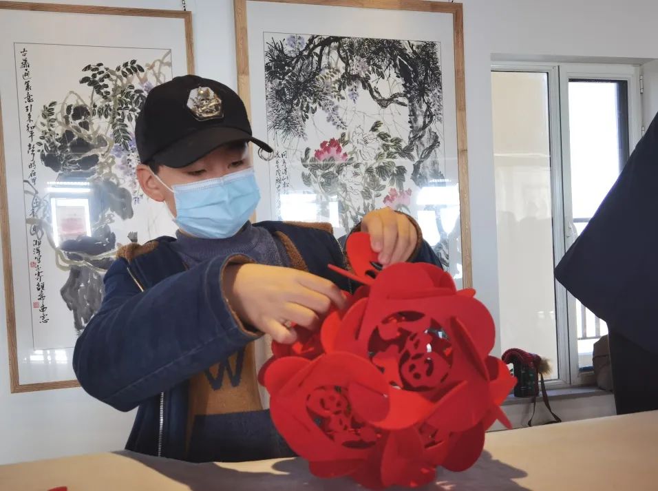 爱莲湾活动回顾 | 巧手做灯笼 挥笔写春联(图5) 爱莲湾活动回顾 | 巧手做灯笼 挥笔写春联(图5)