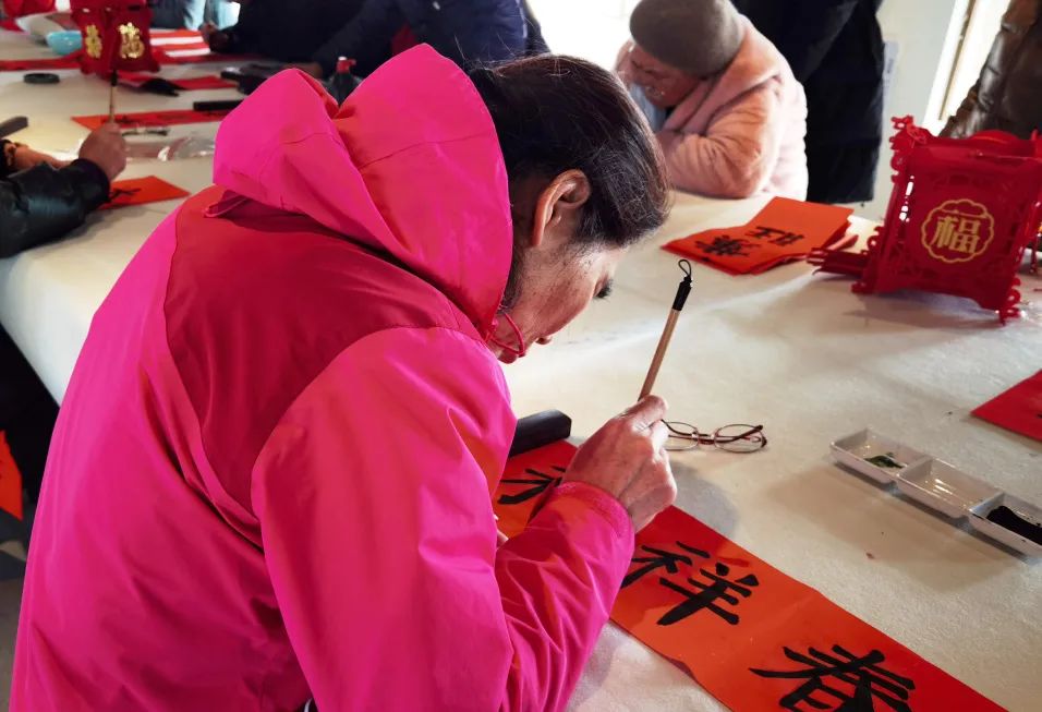 爱莲湾活动回顾 | 巧手做灯笼 挥笔写春联(图8) 爱莲湾活动回顾 | 巧手做灯笼 挥笔写春联(图8)